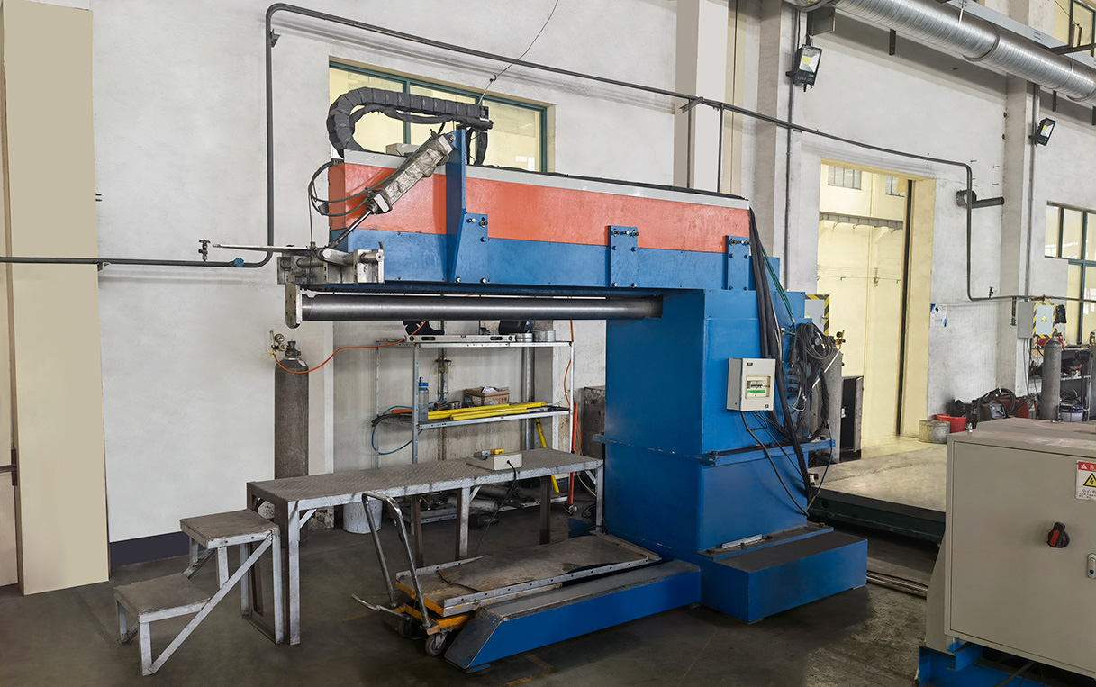 Horizontal automatic welding machine